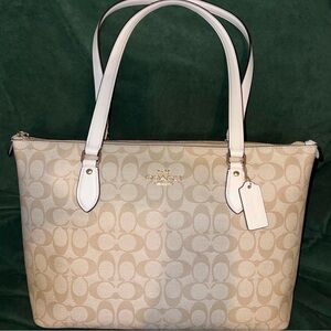 Coach Shoulder Bag 🤍